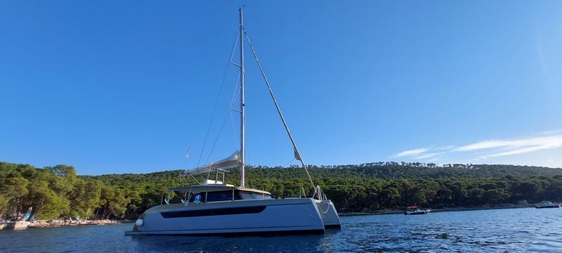 Book yachts online - catamaran - Luna 49 - Gold - rent