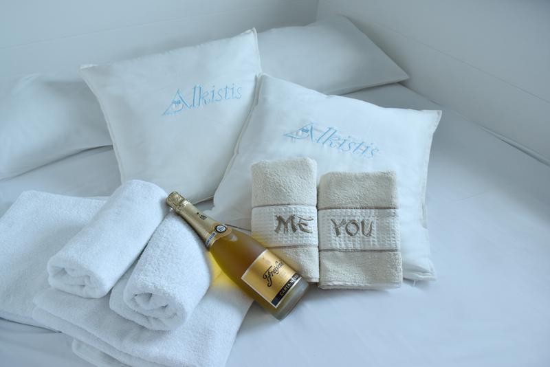 Book yachts online - catamaran - Lagoon 450 Fly (Genarator,A/C,Water Maker,Inverter) - ALKISTIS - rent