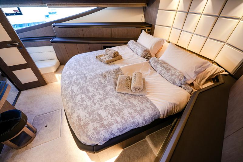 Book yachts online - motorboat - Galeon 640 Fly - FGstar - rent