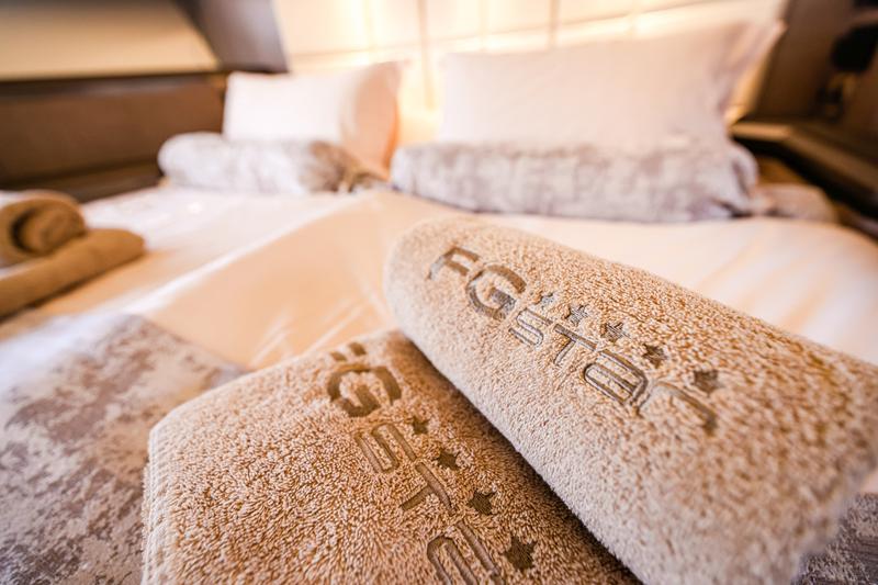 Book yachts online - motorboat - Galeon 640 Fly - FGstar - rent