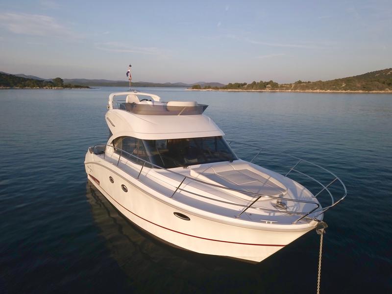 Book yachts online - motorboat - Beneteau Antares 36 - SOLAVIS - rent