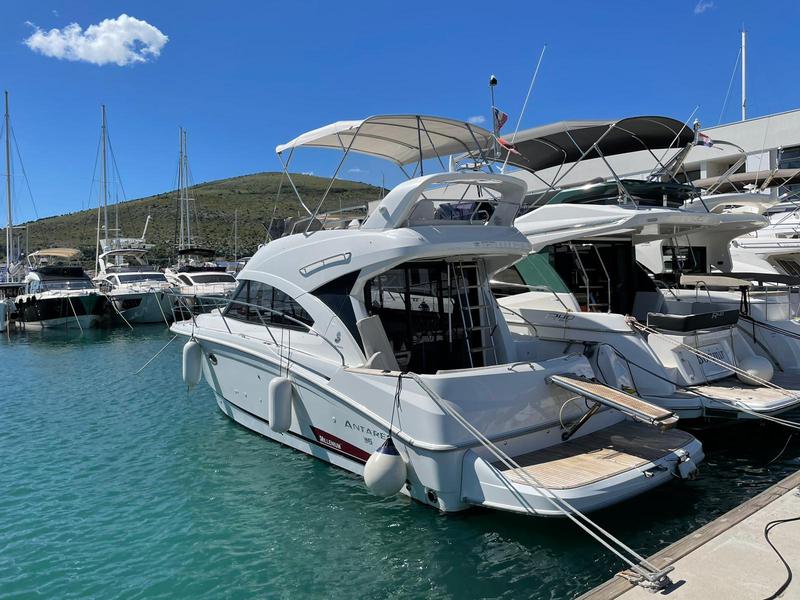 Book yachts online - motorboat - Beneteau Antares 36 - SOLAVIS - rent