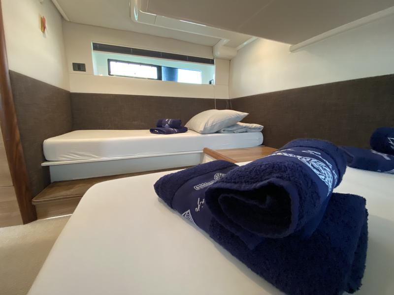 Book yachts online - motorboat - Sealine F450 - Shuron - rent