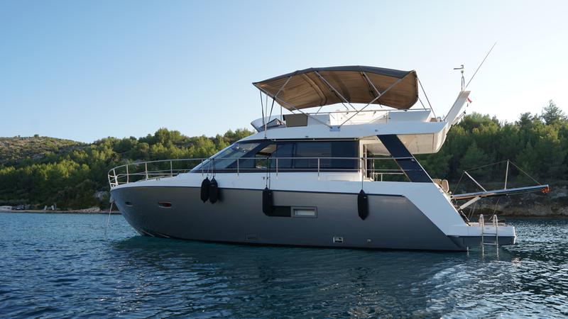Book yachts online - motorboat - Sealine F450 - Shuron - rent