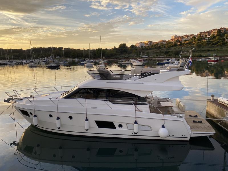 Book yachts online - motorboat - Bavaria Virtess 420 - SUNSHINE - rent