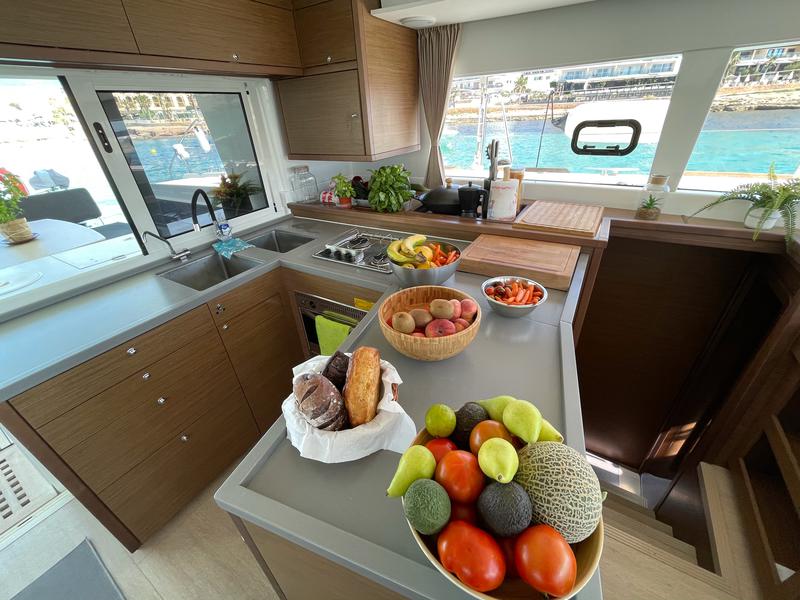 Book yachts online - catamaran - Lagoon 450 Fly - Genia - rent