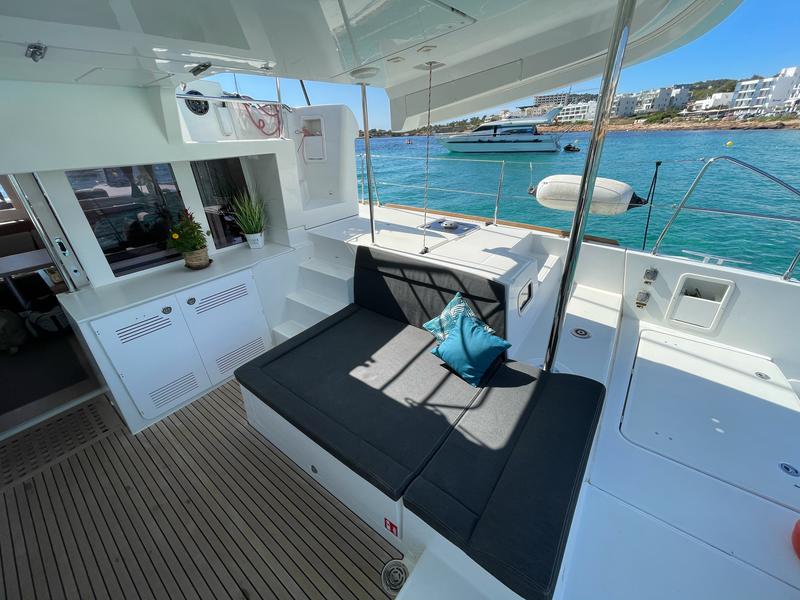 Book yachts online - catamaran - Lagoon 450 Fly - Genia - rent