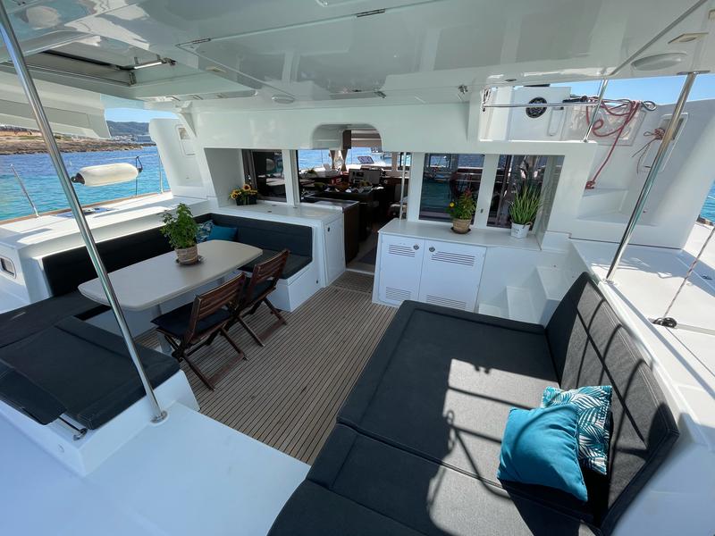 Book yachts online - catamaran - Lagoon 450 Fly - Genia - rent