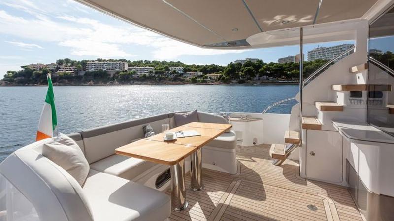 Book yachts online - motorboat - Princess 68 - Jako - rent