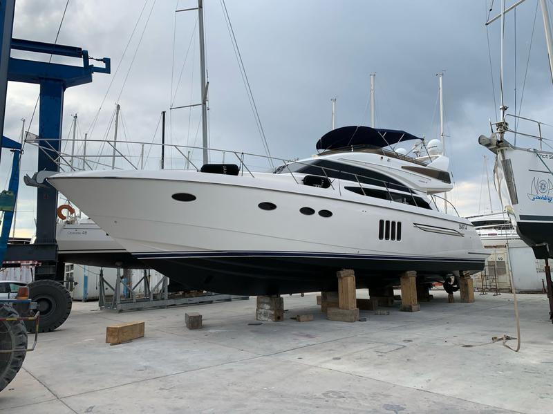 Book yachts online - motorboat - Princess 62 - Jako 62 - rent