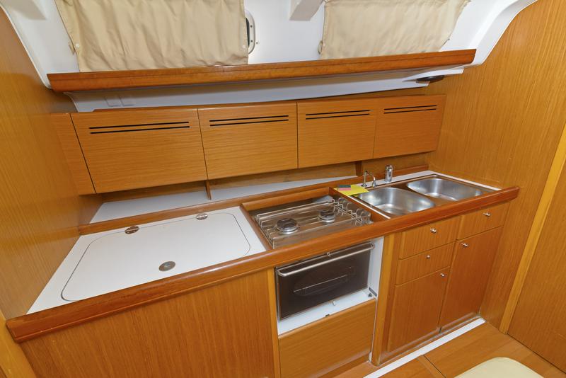 Book yachts online - sailboat - Beneteau Cyclades 39.3 - Helena - rent