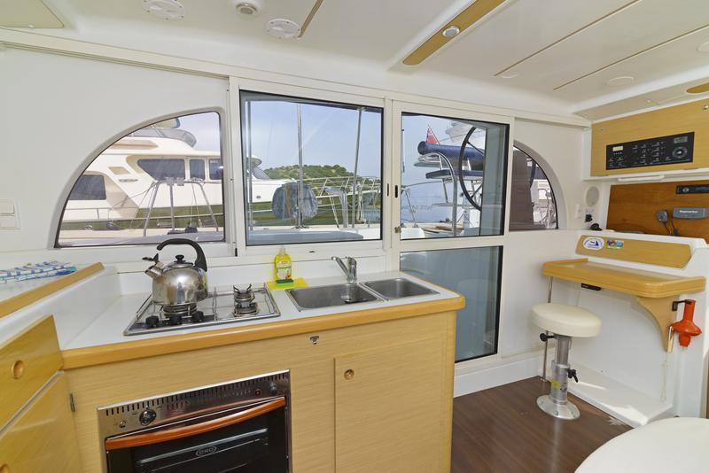 Book yachts online - catamaran - Lagoon 380 - Shona - rent