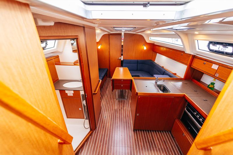 Book yachts online - sailboat - Bavaria Cruiser 37 - Flinx - rent