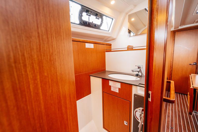 Book yachts online - sailboat - Bavaria Cruiser 37 - Flinx - rent