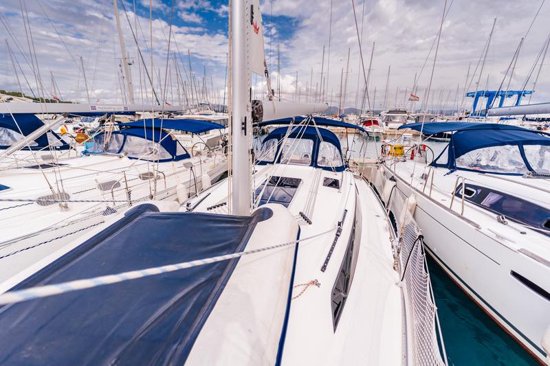 Book yachts online - sailboat - Bavaria Cruiser 37 - Flinx - rent