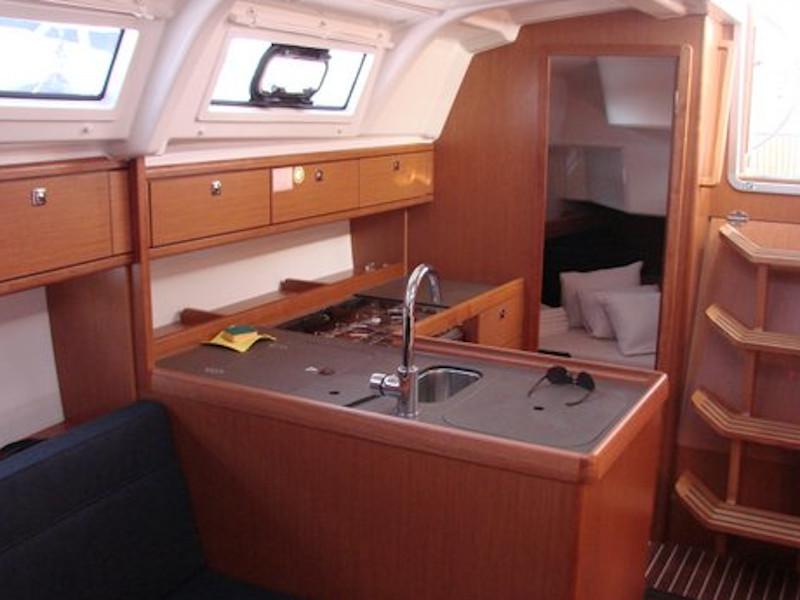 Book yachts online - sailboat - Bavaria 37 Cruiser - Kristina - rent