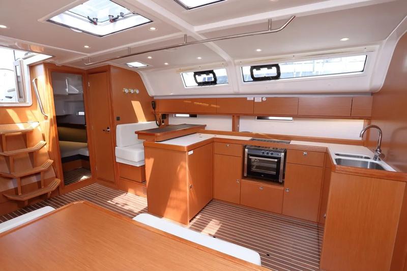 Book yachts online - sailboat - Bavaria 51 Cruiser - Vera - rent