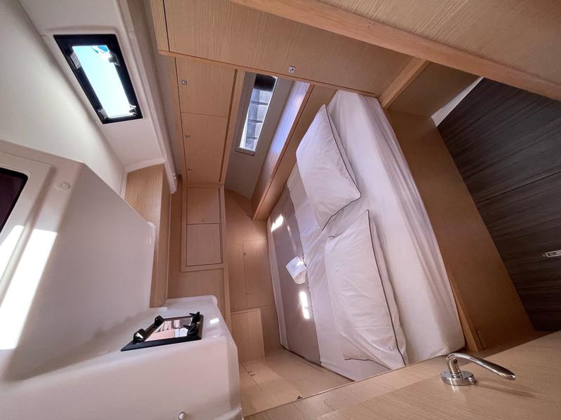 Book yachts online - sailboat - Dufour 470 owner layout - Angelique - rent