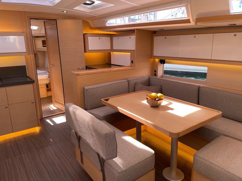 Book yachts online - sailboat - Dufour 470 owner layout - Angelique - rent