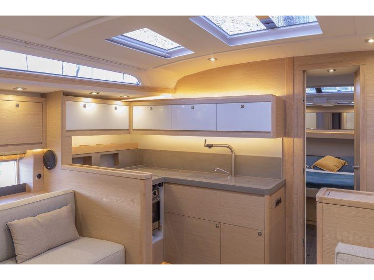Book yachts online - sailboat - Dufour 470 owner layout - Angelique - rent