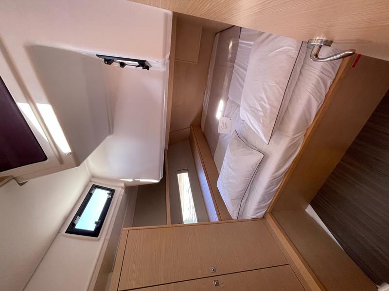 Book yachts online - sailboat - Dufour 470 owner layout - Angelique - rent