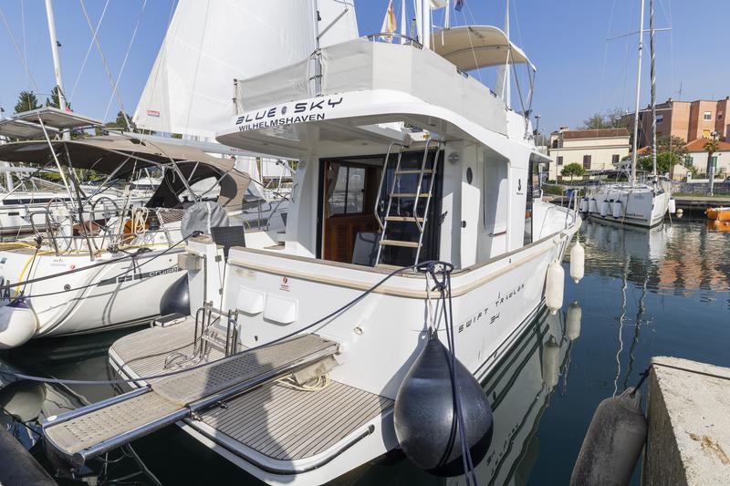 Book yachts online - motorboat - Swift Trawler 34 Fly - Blue Sky - rent