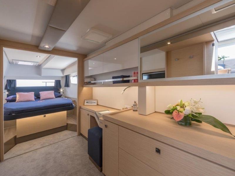 Book yachts online - catamaran - Fountaine Pajot Saona 47 - HERMES - rent