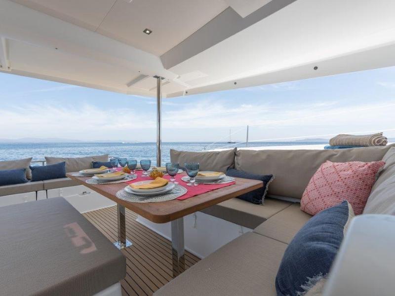 Book yachts online - catamaran - Fountaine Pajot Saona 47 - HERMES - rent