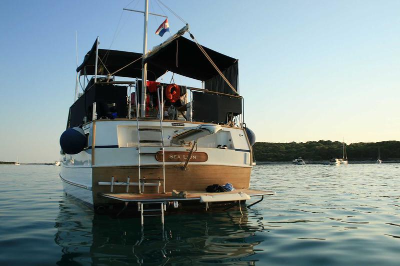 Book yachts online - motorboat - Hampton 42 - SEA LION - rent