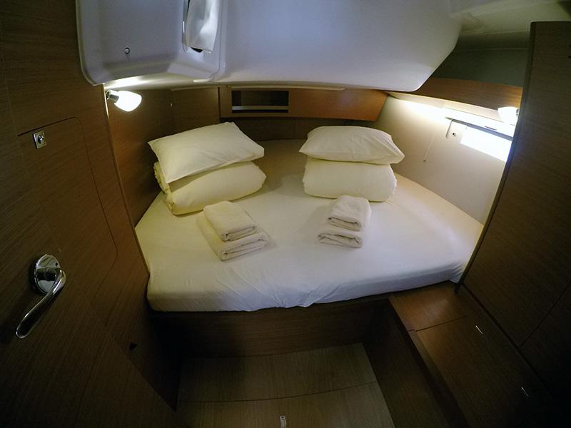 Book yachts online - sailboat - Dufour 430 GL - FREYA - rent