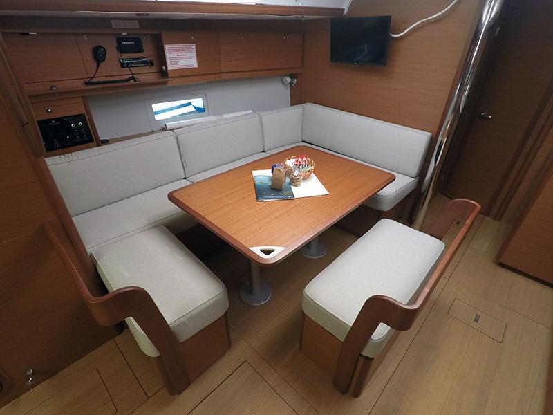 Book yachts online - sailboat - Dufour 430 GL - FREYA - rent