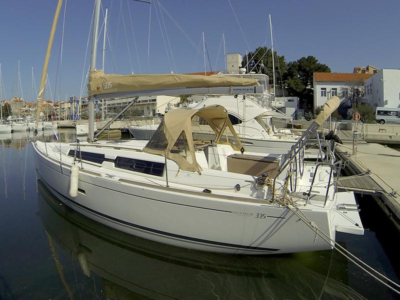 Book yachts online - sailboat - Dufour 335 GL - Lara - rent