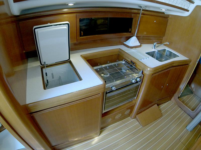 Book yachts online - sailboat - Grand Soleil 37 R - Sportski Vuk - rent