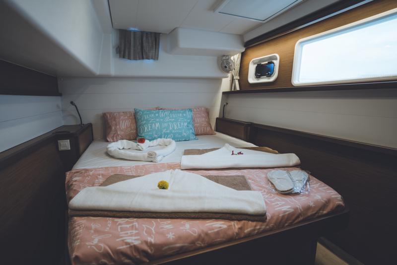 Book yachts online - catamaran - Lagoon 450  Fly - LAGOON 450 (2020) - VOL - rent