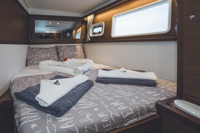 Book yachts online - catamaran - Lagoon 450  Fly - LAGOON 450 (2020) - VOL - rent