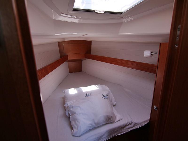 Book yachts online - sailboat - BAVARIA C 34 - BELLA - rent