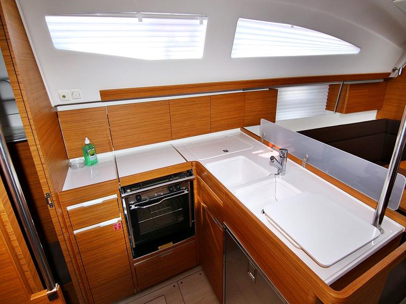 Book yachts online - sailboat - ELAN 40 Impression BT - LYRA - rent