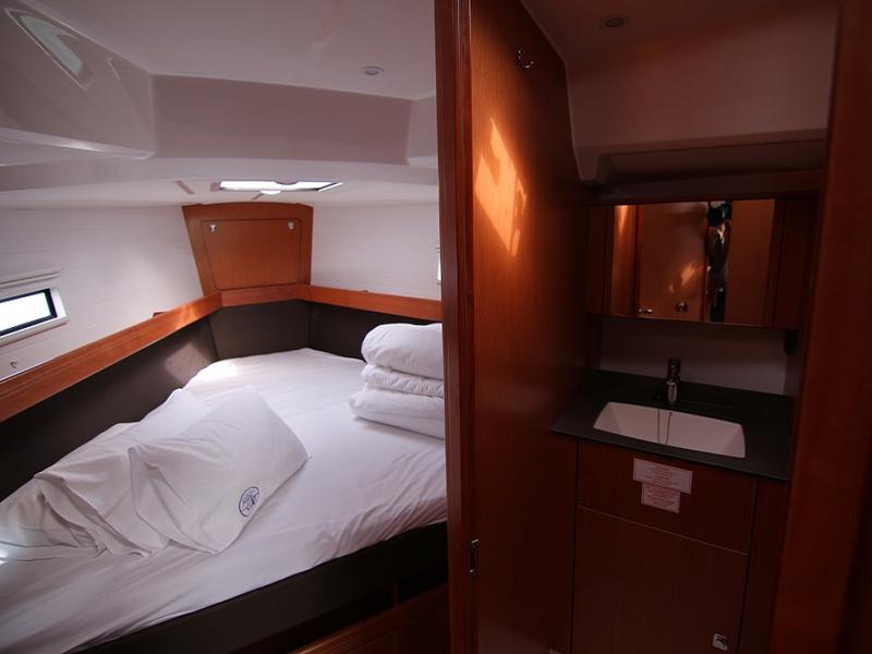 Book yachts online - sailboat - BAVARIA C 41 BT - REBECCA - rent