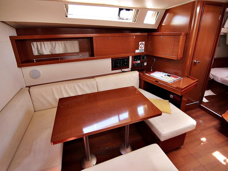 Book yachts online - sailboat - OCEANIS 45 BT - GOLDEN DREAMS - rent