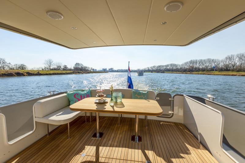 Book yachts online - motorboat - Linssen Grand Sturdy 40.0 Sedan - Luna Amanda - rent