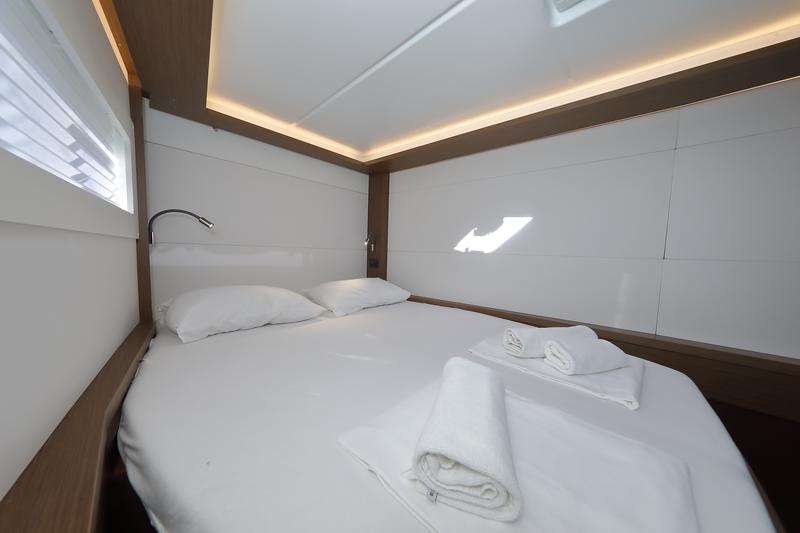 Book yachts online - catamaran - Lagoon 46 - WHY NOT - rent