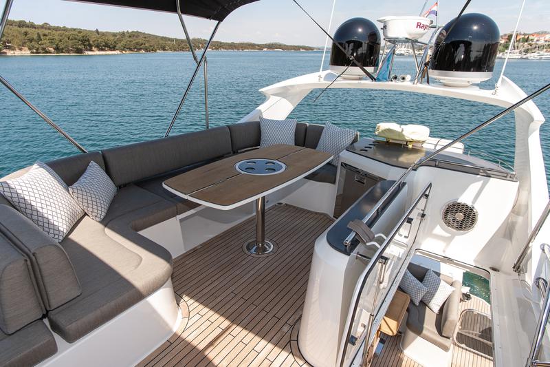 Book yachts online - motorboat - Galeon 640 Fly - Le Chiffre - rent