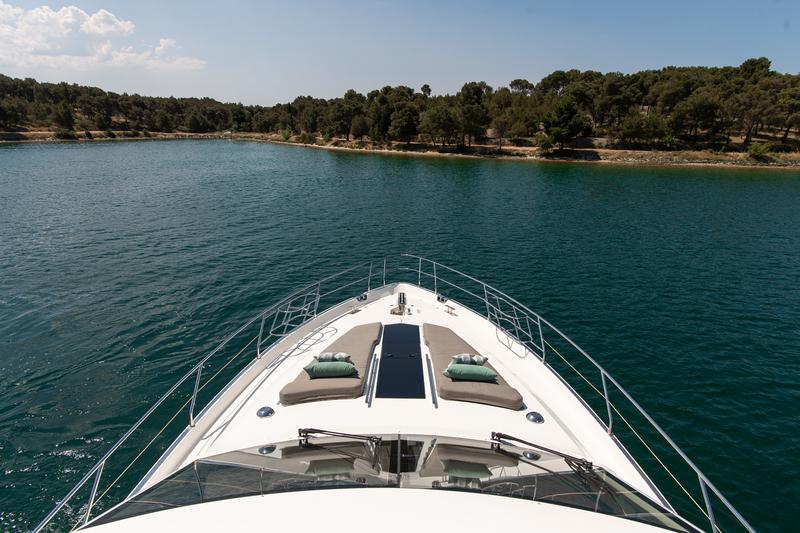 Book yachts online - motorboat - Galeon 640 Fly - Le Chiffre - rent