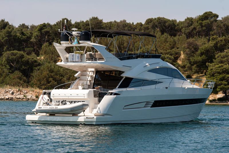 Book yachts online - motorboat - Galeon 640 Fly - Le Chiffre - rent