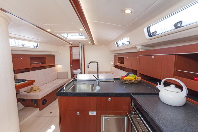 Book yachts online - sailboat - Hanse 385 - CAPRICCIO - rent