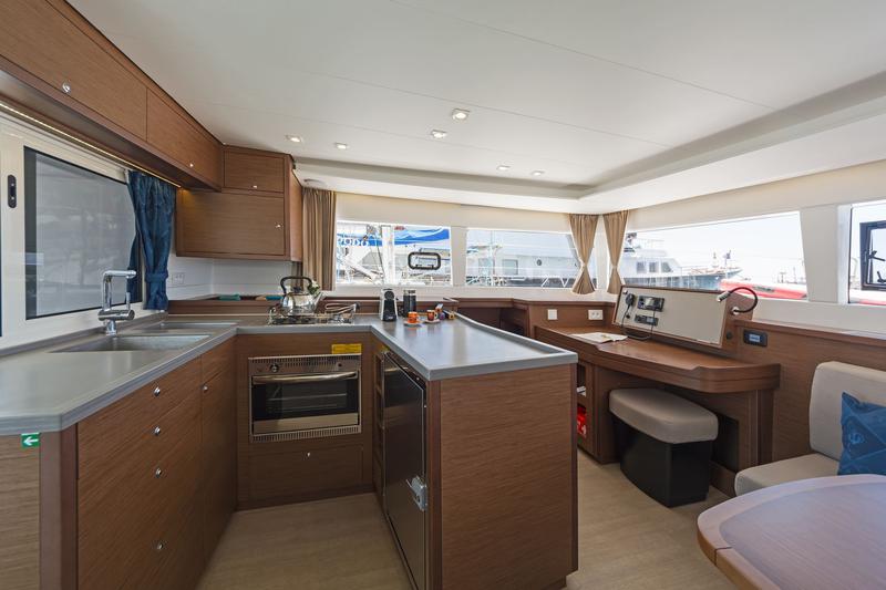 Book yachts online - catamaran - Lagoon 450  Fly A/C &amp; GEN (4 wc) - ALEX JR. - rent