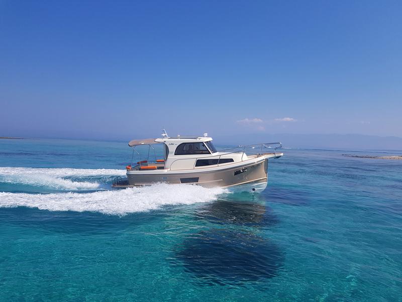 Book yachts online - motorboat - Leidi 800R Inboard - H9 - rent