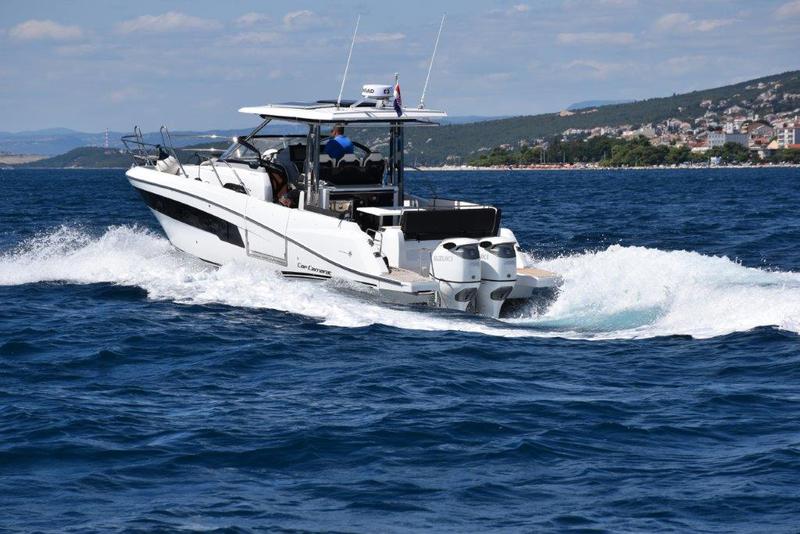 Book yachts online - motorboat - Cap Camarat 10.5 WA - 272679 CK - rent