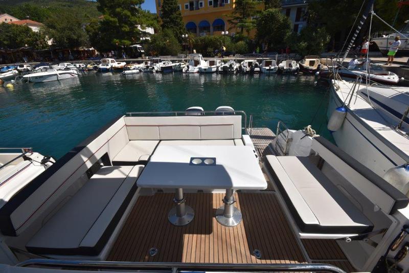 Book yachts online - motorboat - Cap Camarat 10.5 WA - 272679 CK - rent