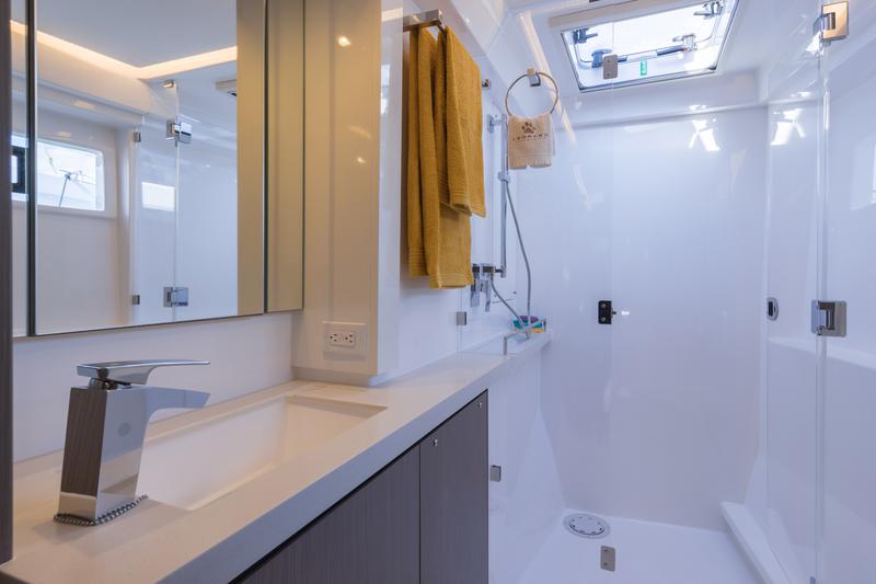 Book yachts online - catamaran - Leopard 45 - Manaphy - rent